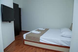 Отель Hotel Merien Ереван Номер Делюкс с кроватью размера «king-size»-1