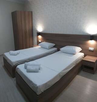 Отель Hotel Merien Ереван Стандартный двухместный номер с 2 отдельными кроватями-2